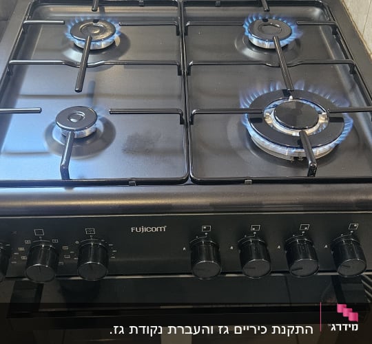כיריים גז עם ארבעה מבערים דולקים